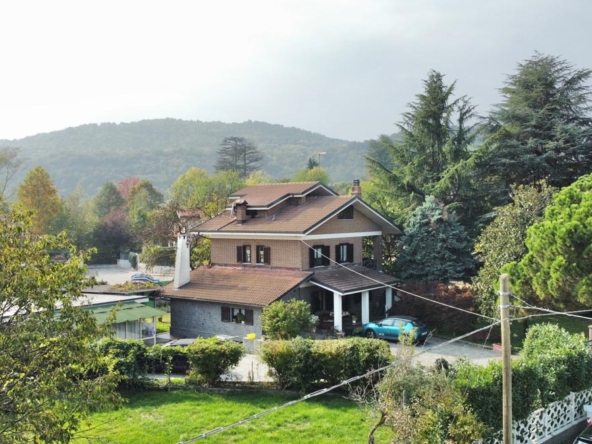 fronte-della-casa-con-drone