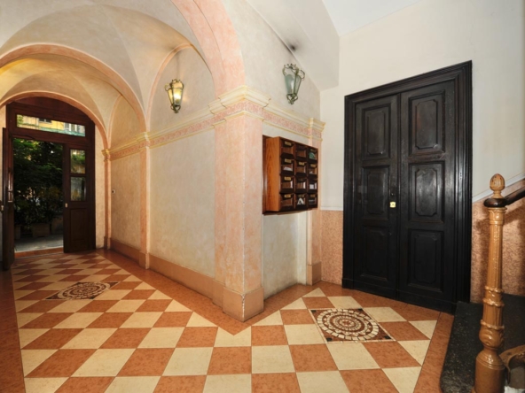 ingresso-condominiale-con-scala