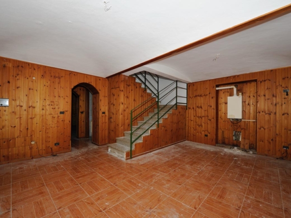 soggiorno-con-scala-porta