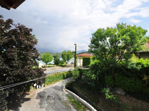 vista-dal-balcone-sul-lago
