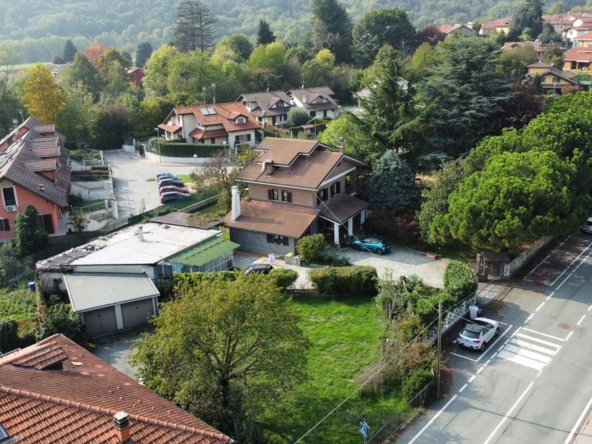 vista-della-villa-con-strada